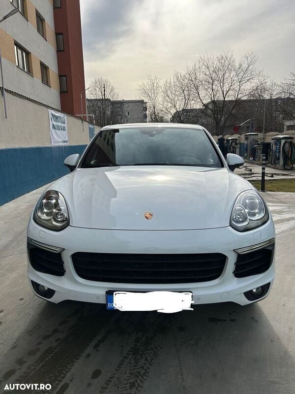Alb Utilizat 2016 Porsche Cayenne SUV | 29.900 EUR (Super Preț) - Imagine 1/4
