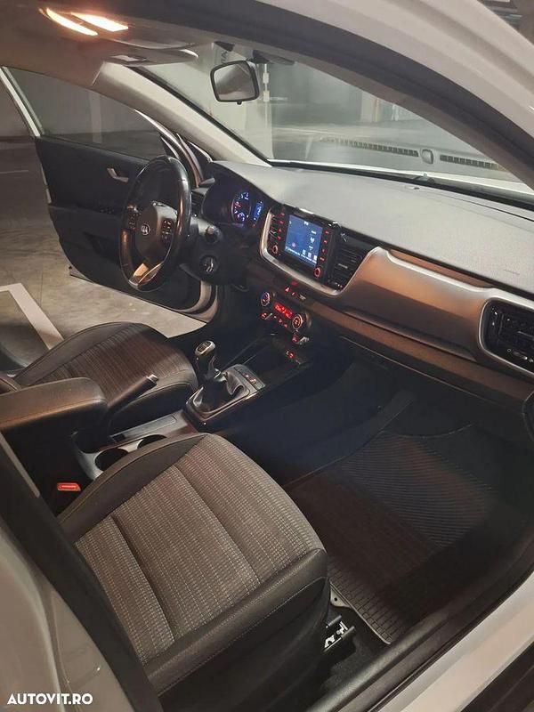 Second-hand Kia Stonic Urban 136 CP (100 kW) 2019 Culoarealb SUV