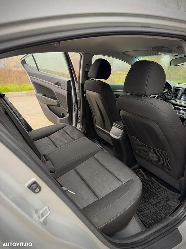 Second-hand Hyundai Elantra 128 CP (94 kW) 2018 Culoareargint Berlinǎ