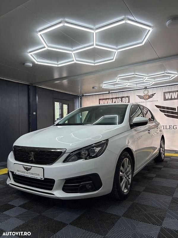 Culoarealb Utilizat 2020 Peugeot 308 Active Hatchback | 8.990 EUR (Preț OK) - Imagine 1/4