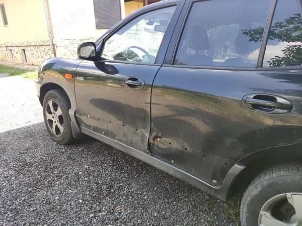 Second-hand Hyundai Santa Fe 113 CP (83 kW) 2005 Negru SUV