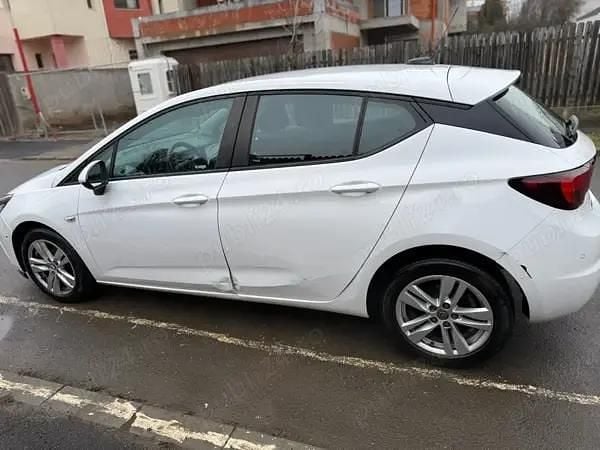 Second-hand Opel Astra Dynamic 136 CP (100 kW) 2018 Culoarealb Hatchback