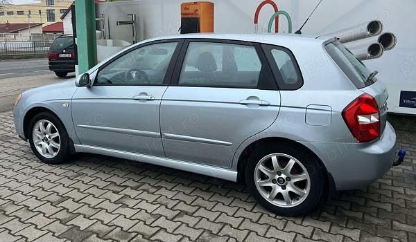 Second-hand Kia Cerato 120 CP (88 kW) 2005 Albastru Hatchback