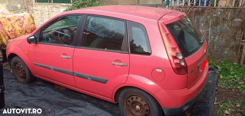 Second-hand Ford Fiesta Ghia 68 CP (50 kW) 2006 Culoarerosu Hatchback
