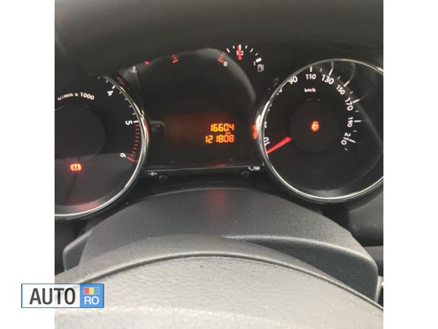 Rosu Utilizat 2011 Peugeot 5008 Monovolum | 5.500 EUR (Preț OK) - Imagine 1/4