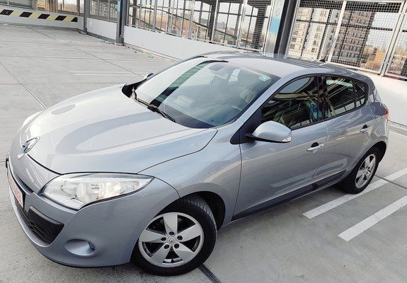 Gri Utilizat 2010 Renault Mégane III Hatchback | 5.650 EUR (Puțin scump) - Imagine 1/4