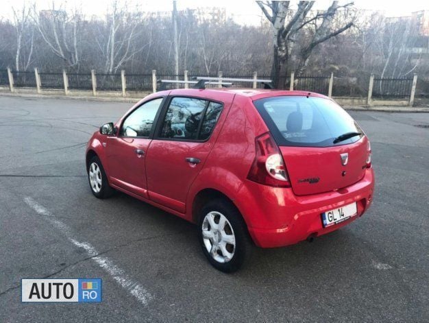 Second-hand Dacia Sandero 70 CP (51 kW) 2009 Rosu Hatchback