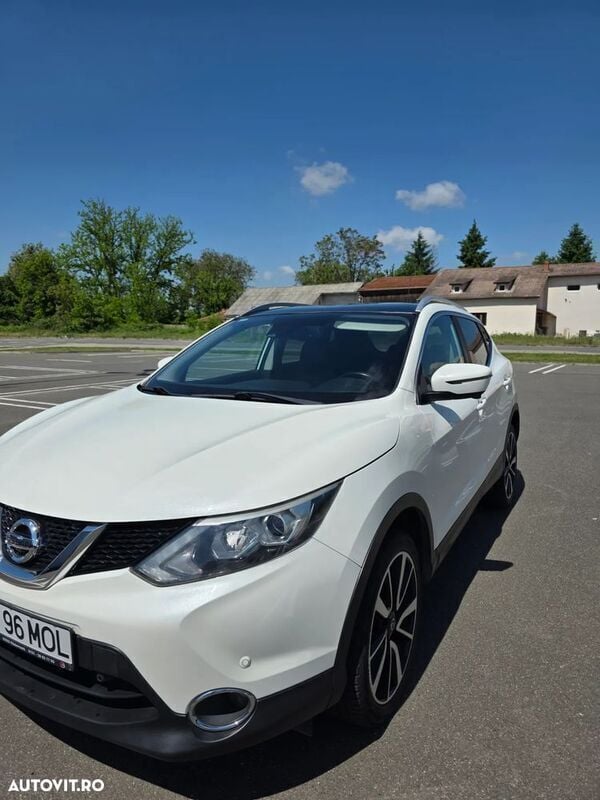 Alb Utilizat 2015 Nissan Qashqai Tekna SUV | 11.900 EUR (Preț bun) - Imagine 1/4