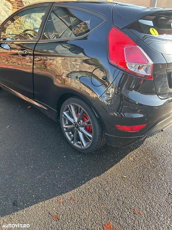 Second-hand Ford Fiesta 140 CP (102 kW) 2015 Culoarenegru Coupe
