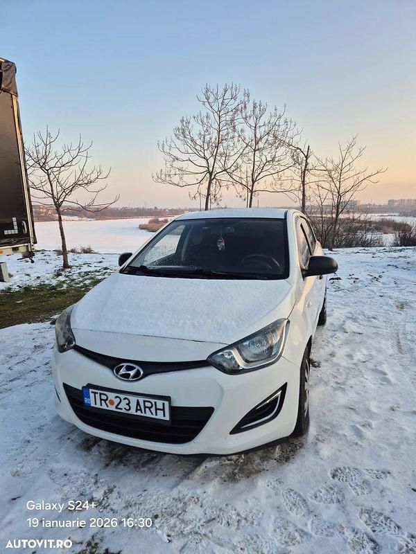 Second-hand Hyundai i20 Comfort 74 CP (54 kW) 2013 Culoarealb Hatchback