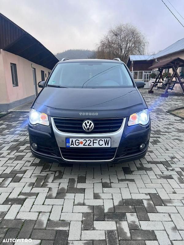 Culoarenegru Utilizat 2008 VW Touran Monovolum | 5.000 EUR (Scump) - Imagine 1/4