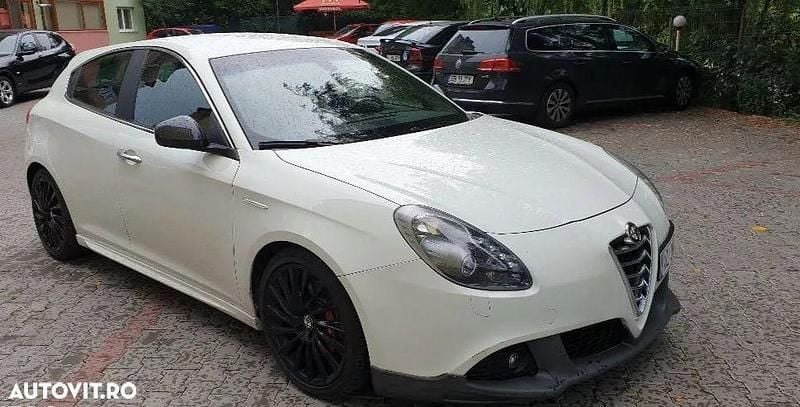 Second-hand Alfa Romeo Giulietta Distinctive 105 CP (77 kW) 2011 Culoarealb Hatchback
