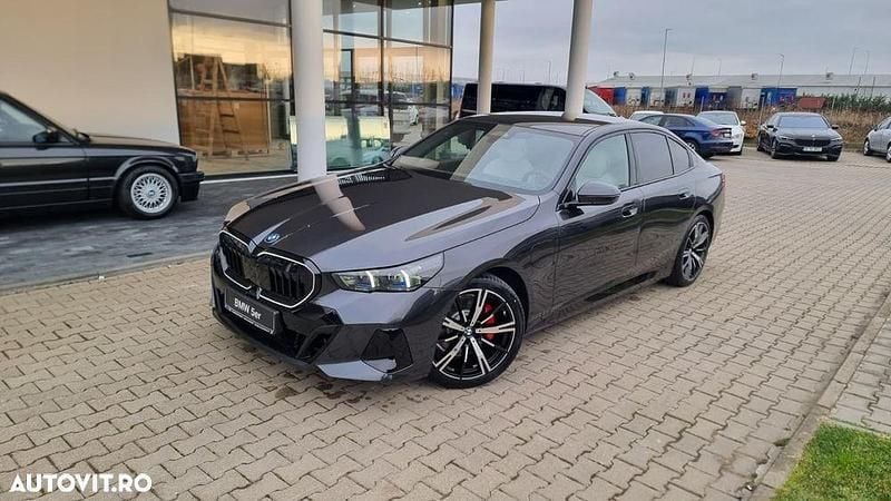 Culoaregri Nouă 2025 BMW 530e Shadowline Berlinǎ | 79.884 EUR - Imagine 1/4