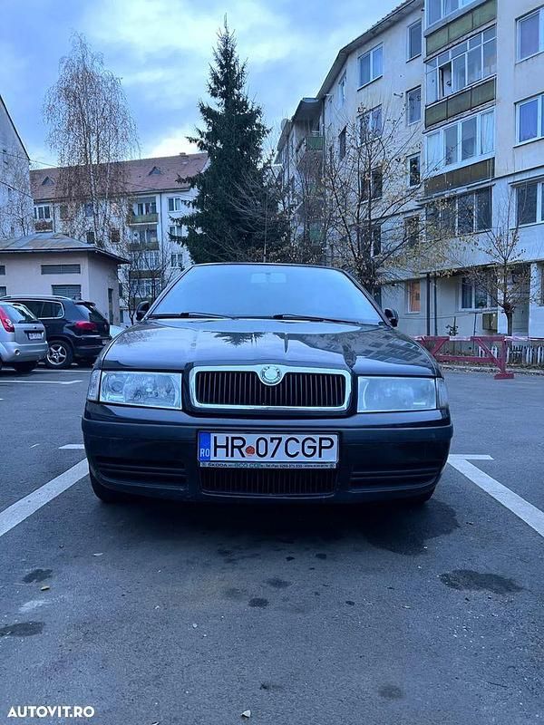 Culoarenegru Utilizat 2005 Skoda Octavia Ambiente Hatchback | 2.300 EUR (Preț OK) - Imagine 1/4