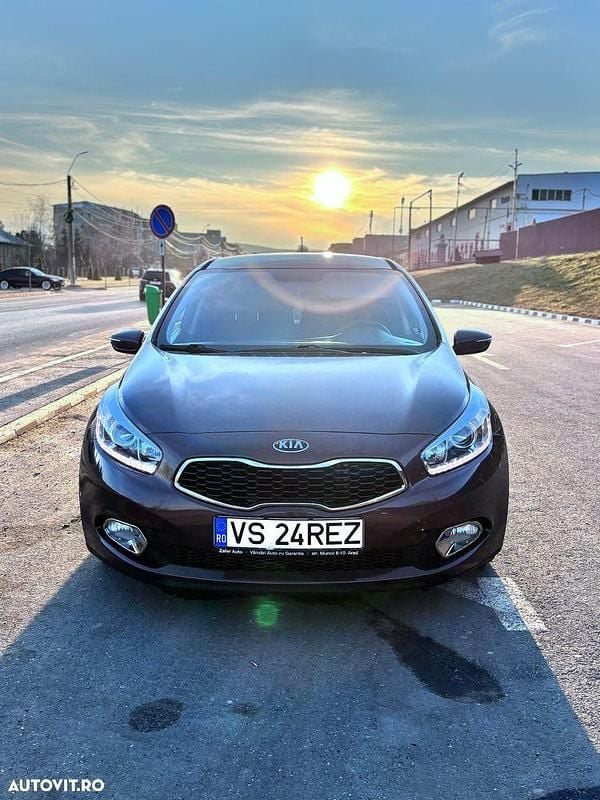 Second-hand Kia Ceed Platinum Edition 128 CP (94 kW) 2012 Culoaremaro Hatchback