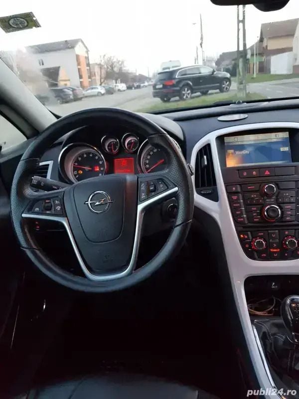 Negru Utilizat 2012 Opel Astra Hatchback | 5.500 EUR (Preț bun) - Imagine 1/4