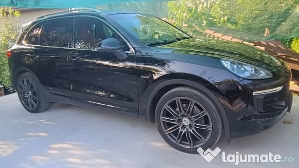 Negru Utilizat 2015 Porsche Cayenne SUV | 27.300 EUR (Preț bun) - Imagine 1/4
