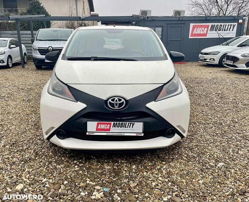 Second-hand Toyota Aygo Play 69 CP (50 kW) 2017 Culoarealb Hatchback