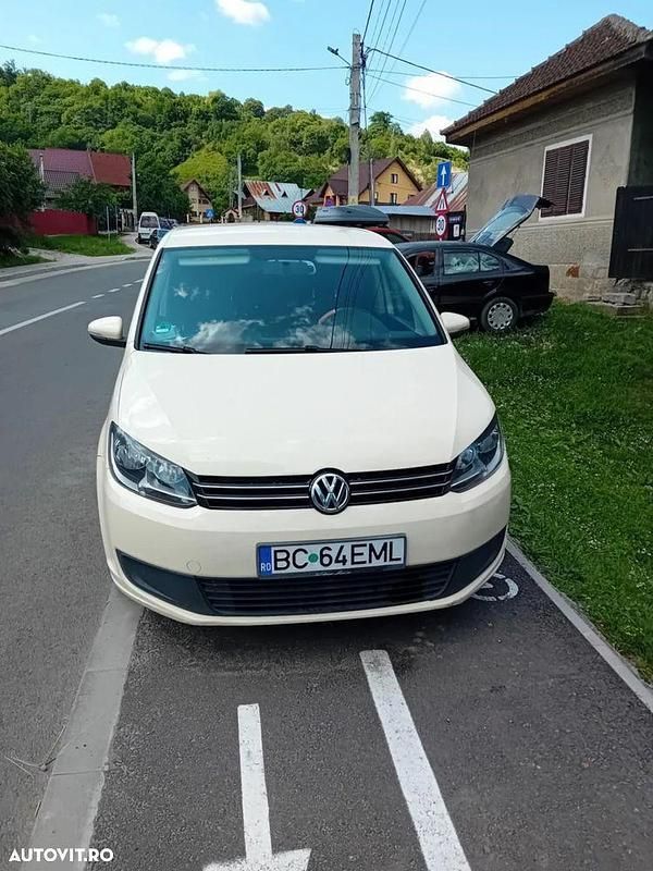Maro Utilizat 2015 VW Touran Comfortline Monovolum | 6.000 EUR (Preț bun) - Imagine 1/4