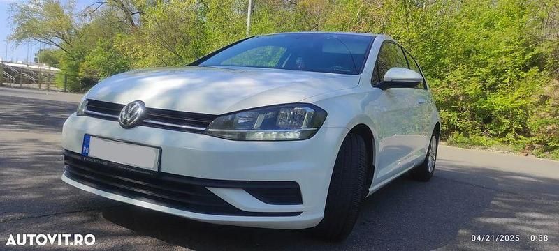 Alb Utilizat 2017 VW Golf VII Trendline Hatchback | 9.099 EUR (Preț bun) - Imagine 1/4