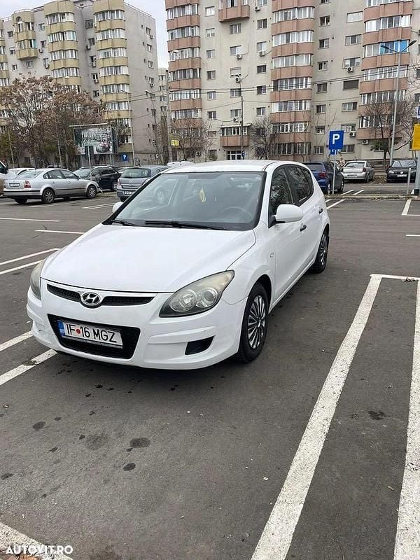 Alb Utilizat 2010 Hyundai i30 Classic Break | 2.390 EUR (Super Preț) - Imagine 1/4