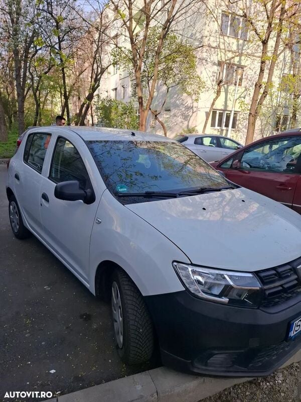 Alb Utilizat 2017 Dacia Sandero Hatchback | 4.000 EUR (Super Preț) - Imagine 1/4
