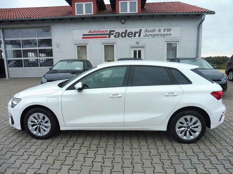 Utilizat 2022 Audi A3 Sportback e-tron Basis Hatchback | 23.359 EUR - Imagine 1/1