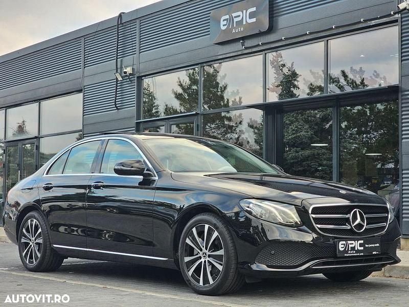 Culoarenegru Utilizat 2019 Mercedes E300 Avantgarde Berlinǎ | 31.988 EUR (Preț OK) - Imagine 1/4