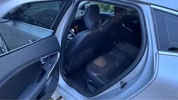 Second-hand Volvo V40 115 CP (84 kW) 2013 Argintiu Hatchback