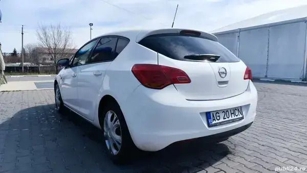 Utilizat 2014 Opel Astra Hatchback | 4.490 EUR (Preț bun) - Imagine 1/4
