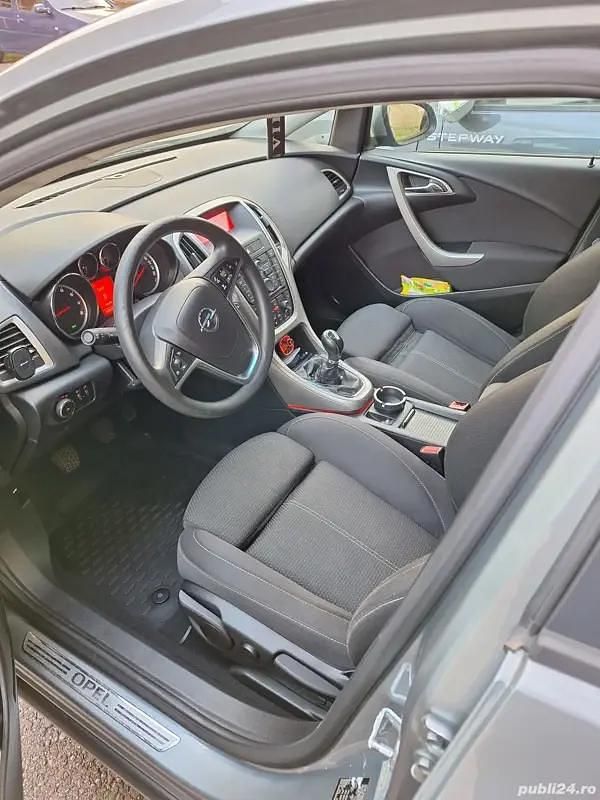 Utilizat 2010 Opel Astra Hatchback | 5.600 EUR (Scump) - Imagine 1/4