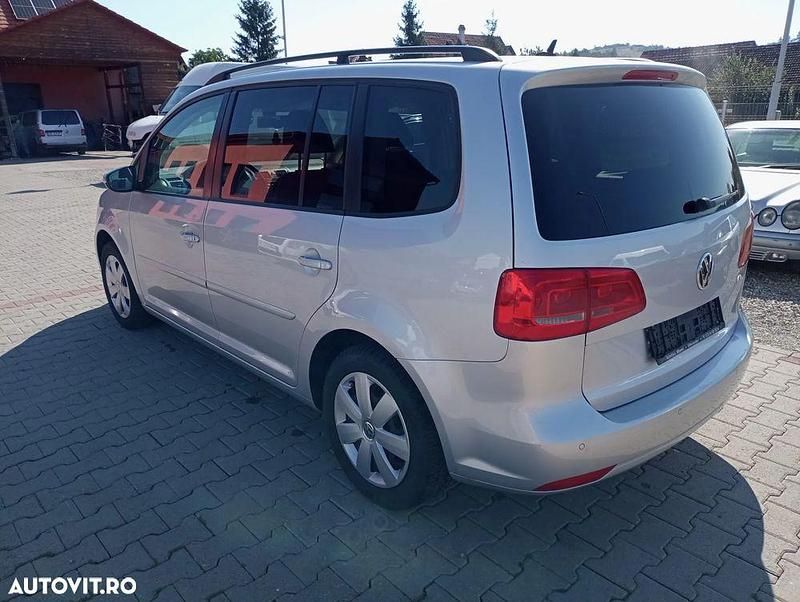 Second-hand VW Touran Comfortline 140 CP (102 kW) 2010 Culoareargint Monovolum