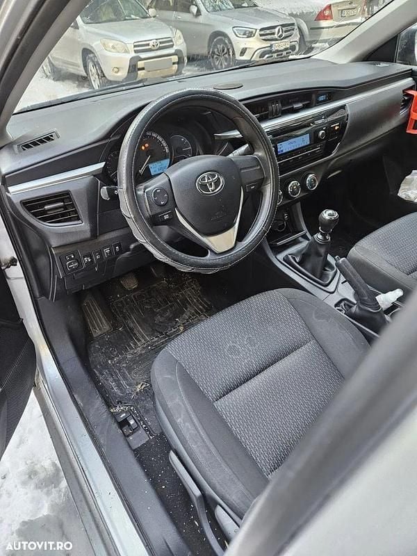 Second-hand Toyota Corolla Luna 99 CP (72 kW) 2016 Culoareargint Berlinǎ