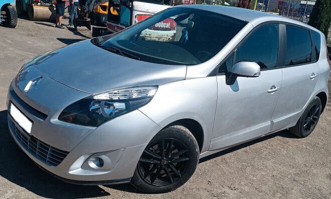 Argintiu Utilizat 2011 Renault Scénic III Monovolum | 3.250 EUR (Preț bun) - Imagine 1/4