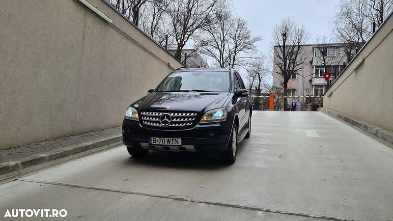 Culoarenegru Utilizat 2008 Mercedes ML320 SUV | 7.600 EUR (Preț bun) - Imagine 1/4