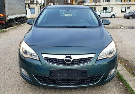 Verde Utilizat 2011 Opel Astra Hatchback | 4.799 EUR (Puțin scump) - Imagine 1/4