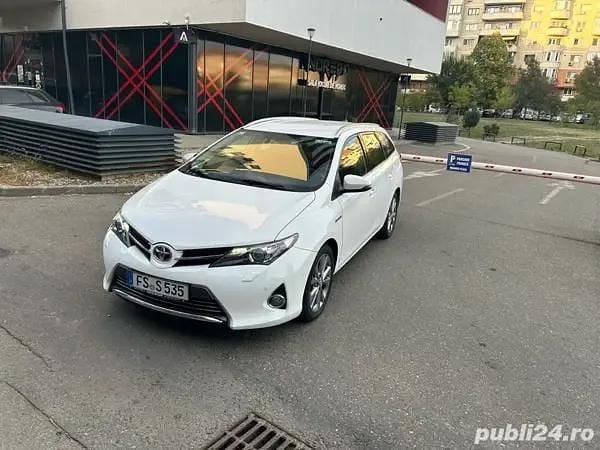 Alb Utilizat 2015 Toyota Auris Hybrid Break | 9.900 EUR (Super Preț) - Imagine 1/4