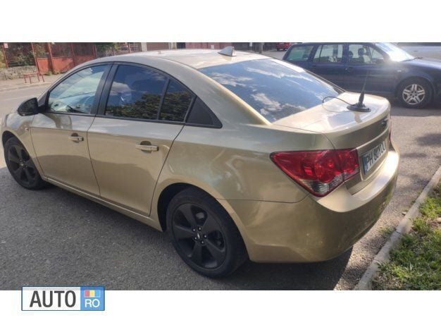Second-hand Chevrolet Cruze 113 CP (83 kW) 2010 Auriu Berlinǎ