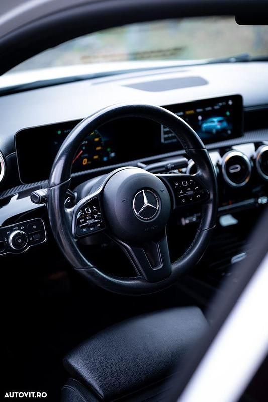 Second-hand Mercedes A180 136 CP (100 kW) 2019 Culoarealb Hatchback