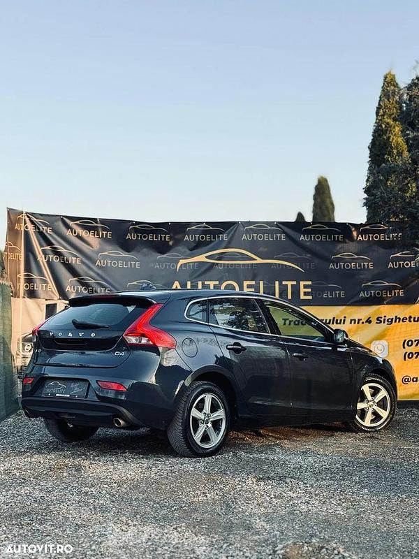 Second-hand Volvo V40 Momentum 190 CP (139 kW) 2015 Culoarealbastru Hatchback