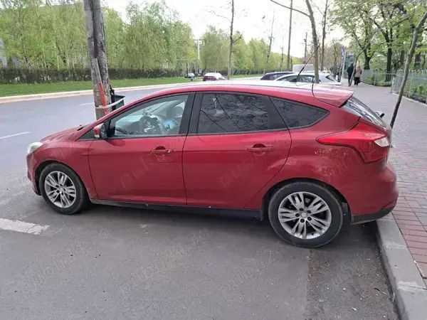 Rosu Utilizat 2013 Ford Focus Hatchback | 5.000 EUR (Preț OK) - Imagine 1/3