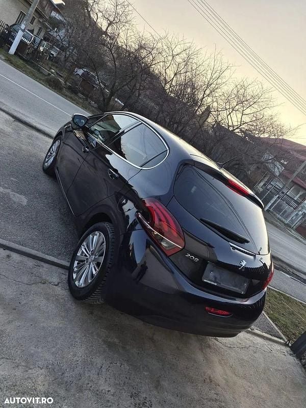Second-hand Peugeot 208 Allure 82 CP (60 kW) 2018 Culoarealbastru Hatchback