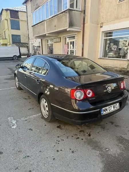 Second-hand VW Passat 105 CP (77 kW) 2005 Maro Berlinǎ
