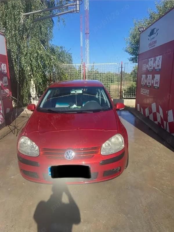 Rosu Utilizat 2004 VW Golf V Hatchback | 2.000 EUR (Preț OK) - Imagine 1/4