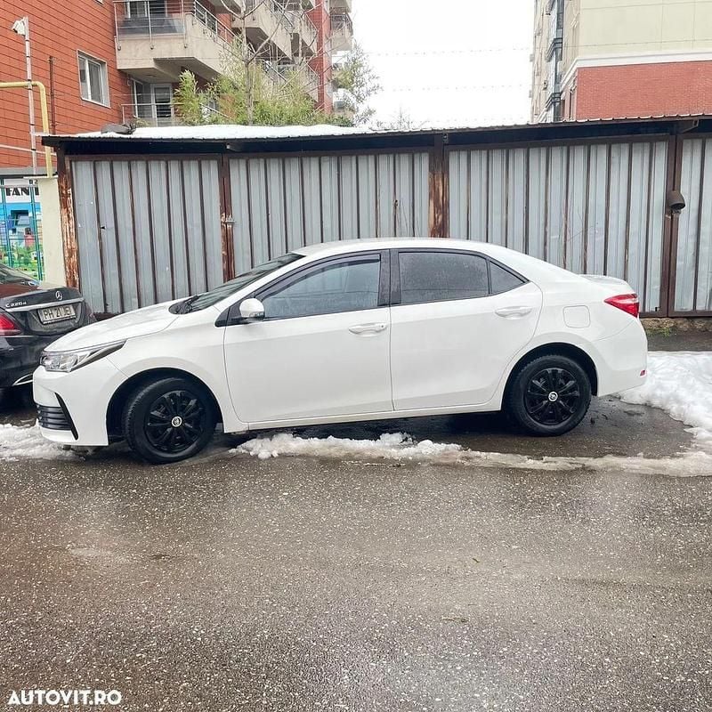 Second-hand Toyota Corolla Luna 90 CP (66 kW) 2015 Culoarealb Berlinǎ