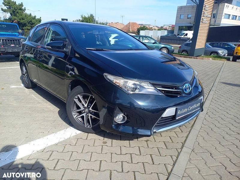 Second-hand Toyota Auris Hybrid Comfort 136 CP (100 kW) 2014 Culoarenegru Hatchback
