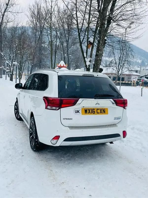 Second-hand Mitsubishi Outlander P-HEV 2016 Alb SUV