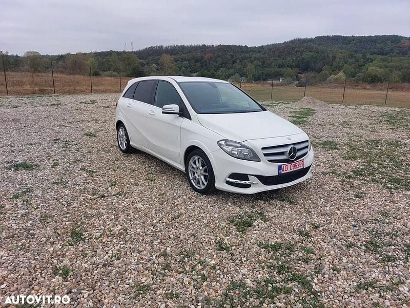 Second-hand Mercedes B200 Urban 156 CP (114 kW) 2015 Culoarealb Monovolum