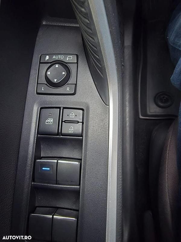 Second-hand Toyota RAV4 Hybrid 222 CP (163 kW) 2021 Culoarealbastru SUV