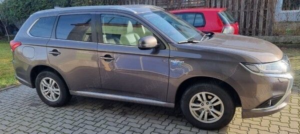 Utilizat 2015 Mitsubishi Outlander P-HEV SUV | 12.950 EUR (Preț OK) - Imagine 1/4